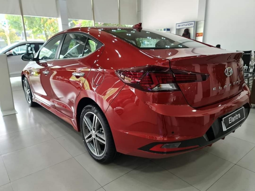 Xả hàng tồn, đại lý giảm giá “kịch sàn” Hyundai Elantra đời cũ 235560