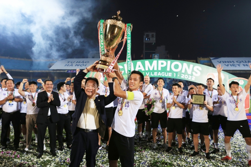 Tiền đạo ĐT Việt Nam đi vào lịch sử V-League theo cách đầy tự hào 217578