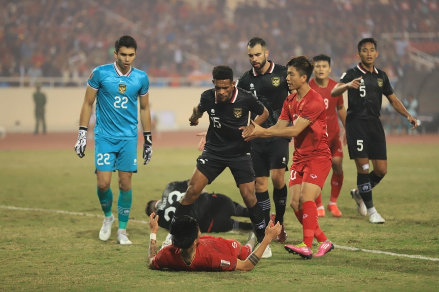 Văn Hậu chỉ trích cầu thủ Indonesia sau tình huống dở khóc dở cười 240811