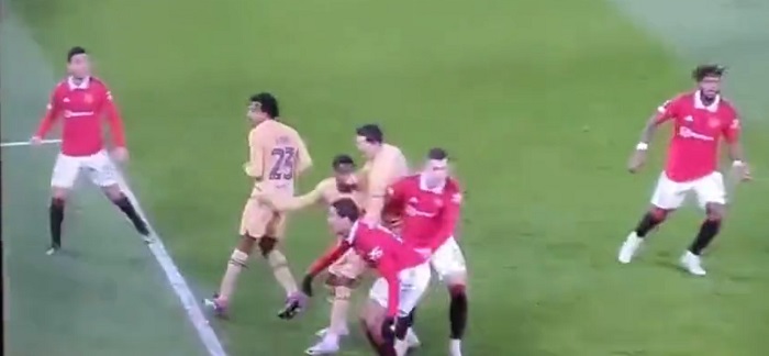 'Cay cú' vì đang thua, Lewandowski đấm luôn đồng đội trên sân 251835