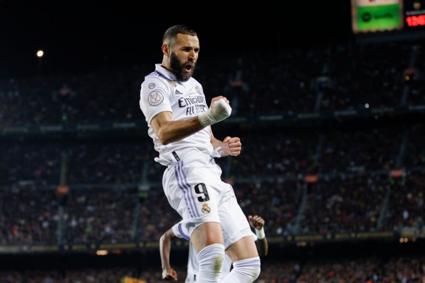 Cú hattrick của Benzema khiến cầu trường Spotify Camp Nou