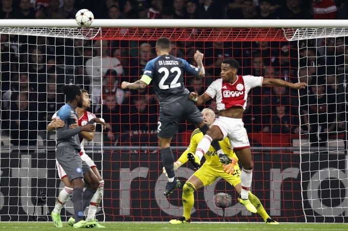 Ajax cư xử lỗ mãng với Napoli tại Champions League, nhận 'cơn mưa gạch đá' từ CĐV 198208