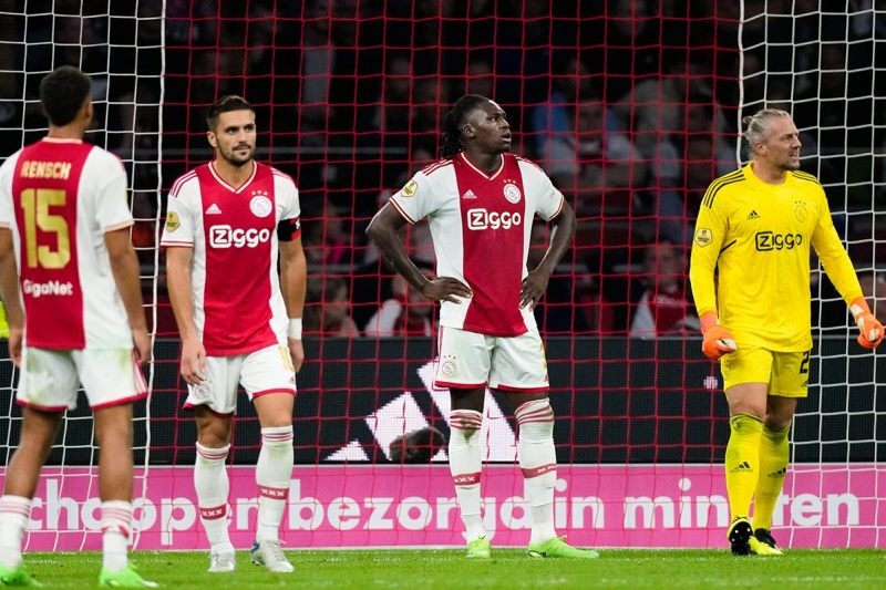 Ajax cư xử lỗ mãng với Napoli tại Champions League, nhận 'cơn mưa gạch đá' từ CĐV 198212