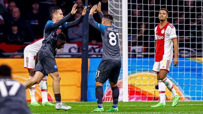 Ajax cư xử lỗ mãng với Napoli tại Champions League, nhận 'cơn mưa gạch đá' từ CĐV 198218