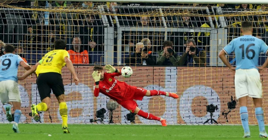 Pep Guardiola 'cạn lời' với Riyad Mahrez sau khi sút hỏng penalty 208948