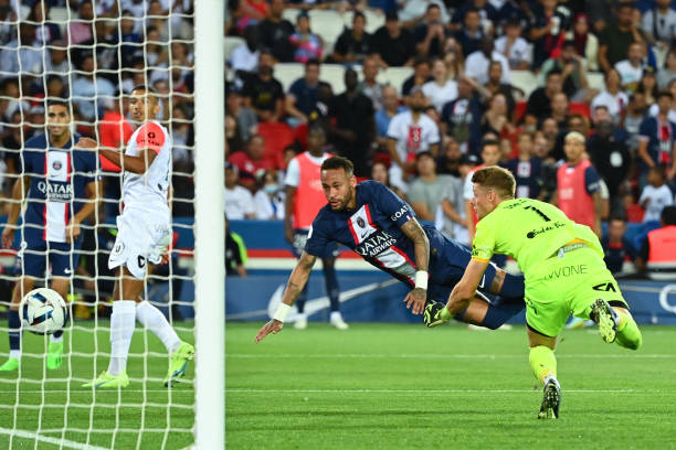 Neymar làm lu mờ Mbappe, PSG thắng hủy diệt trận thứ hai liên tiếp 171460