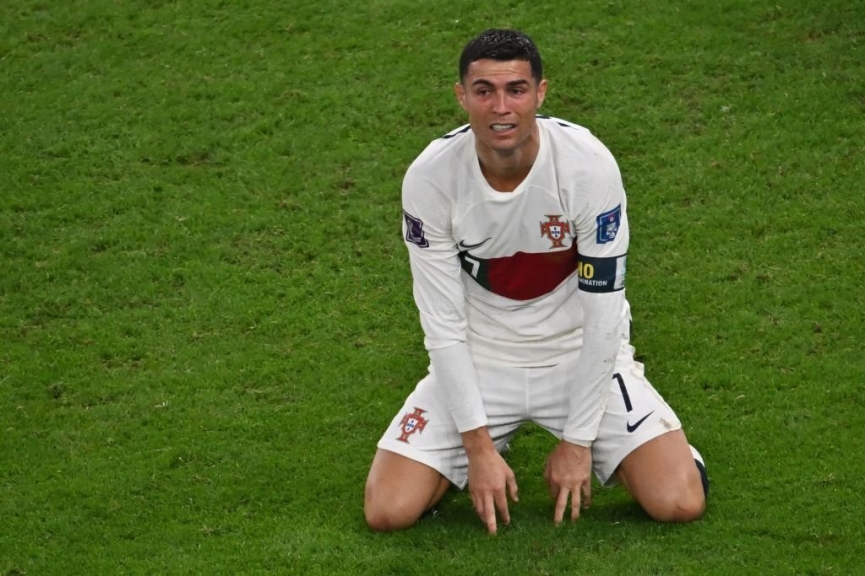 CĐV Bồ Đào Nha thi nhau kiếm cớ đổ lỗi, Ronaldo dự bị cũng dính án 231259