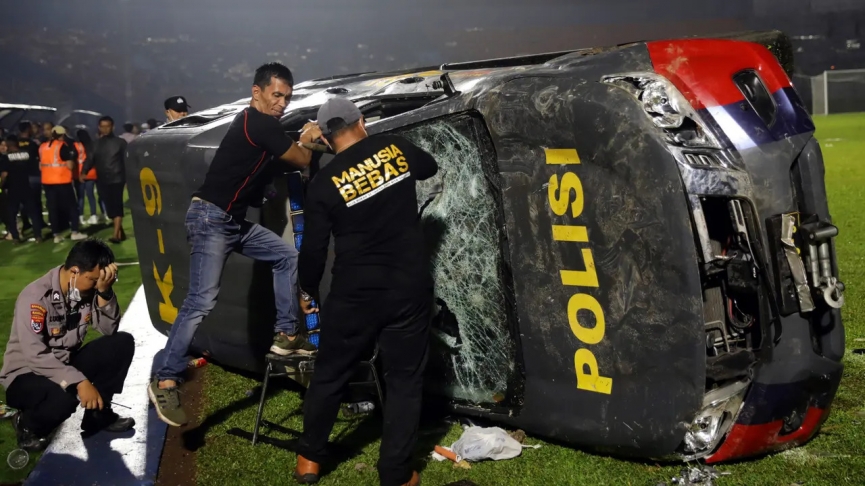038436500_1664675278-20221002-Kerusuhan-Malang-Vs-Persebaya-AP-6