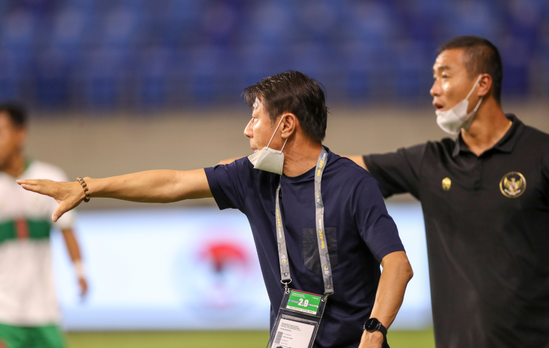 Cay cú sau trận thua Việt Nam 0-4 HLV Indonesia đổ lỗi cho trọng tài
