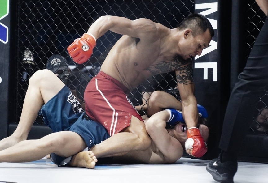 Trần Quang Lộc hạ knock-out Lý Tiểu Long sau 3 phút 45 giây của hiệp 1