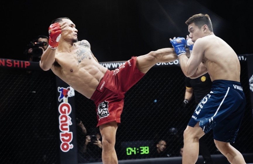 Trần Quang Lộc có đòn Legend chính xác vào mặt Lý Tiểu Long