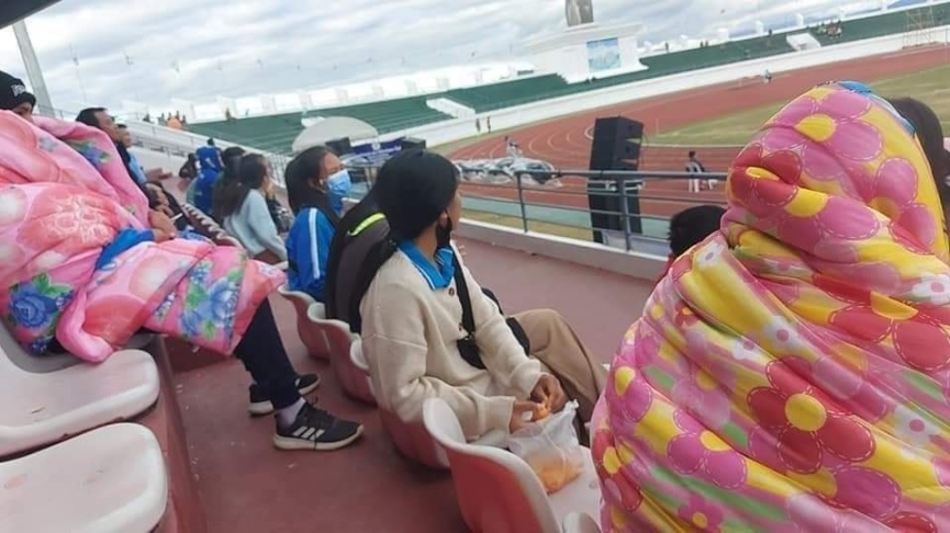 Khán giả Lào mang chăn bông đến SVĐ xem bóng đá 231859