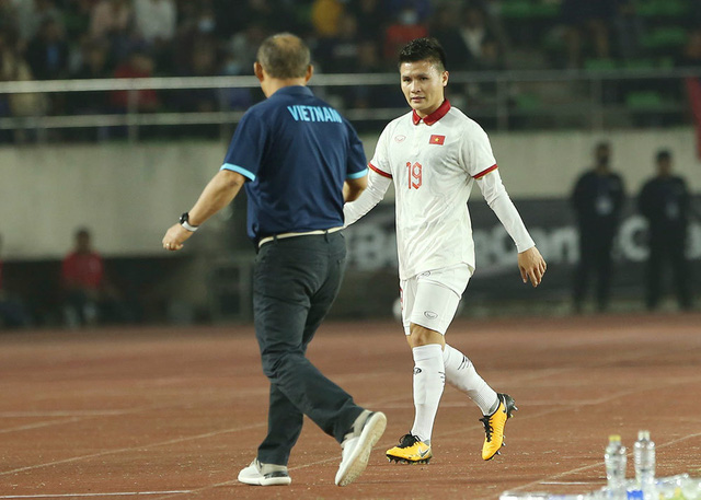 HLV Park Hang Seo bất ngờ 'trách' Quang Hải sau AFF Cup-245853