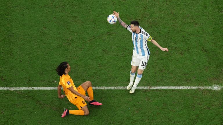 Nghi vấn Messi được trọng tài 'thiên vị trắng trợn' tại World Cup 2022? 230487