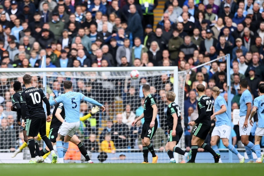 John Stones vô lê đẹp mắt mở tỷ số sớm cho đội chủ nhà (Ảnh: Getty)