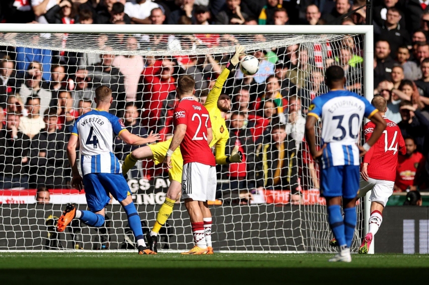 De Gea phản xạ xuất sắc để từ chối pha đá phạt về góc cao của Mac Allister (ảnh: Getty)