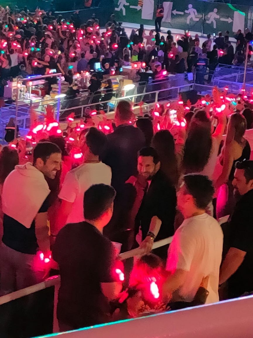 Messi did not attend the awards ceremony with PSG to return to Barca to watch music with his old friend Fabregas (photo: Twitter)
