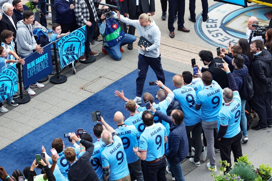 Haaland is the new "fan attraction" at Man City with the attraction of fans of all ages from old to young (photo: Getty)
