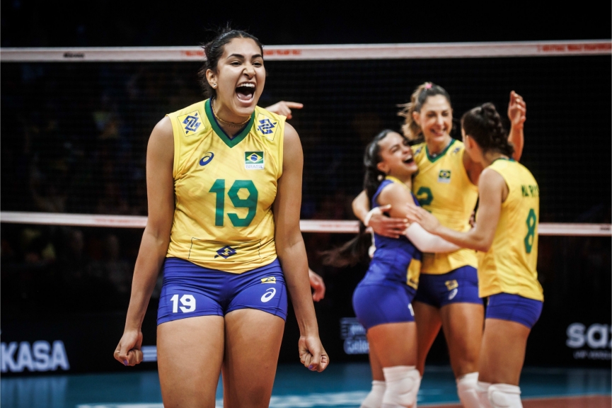 Sao bóng chuyền Brazil lộn cù mèo, NHM ngỡ như gặp lại Minh Hằng 196219