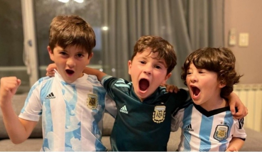 Receiʋing the FIFA The Best award, Messi sent a surprise instruction to his 3 sons 252981