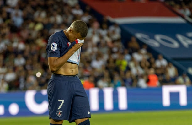 neymar danh nhau voi mbappe trong phong thay do