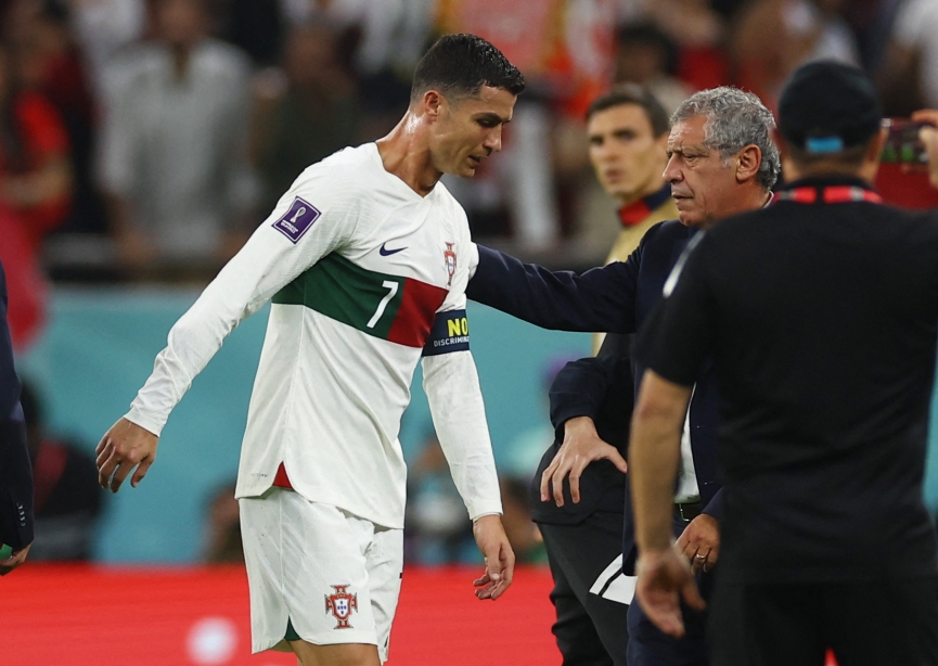 ΗŁƲ Bồ Đào Nha thừa nhận mắc sai lầm vì để Ronaldo dự bị trận gặp Ma Rốc? 230863