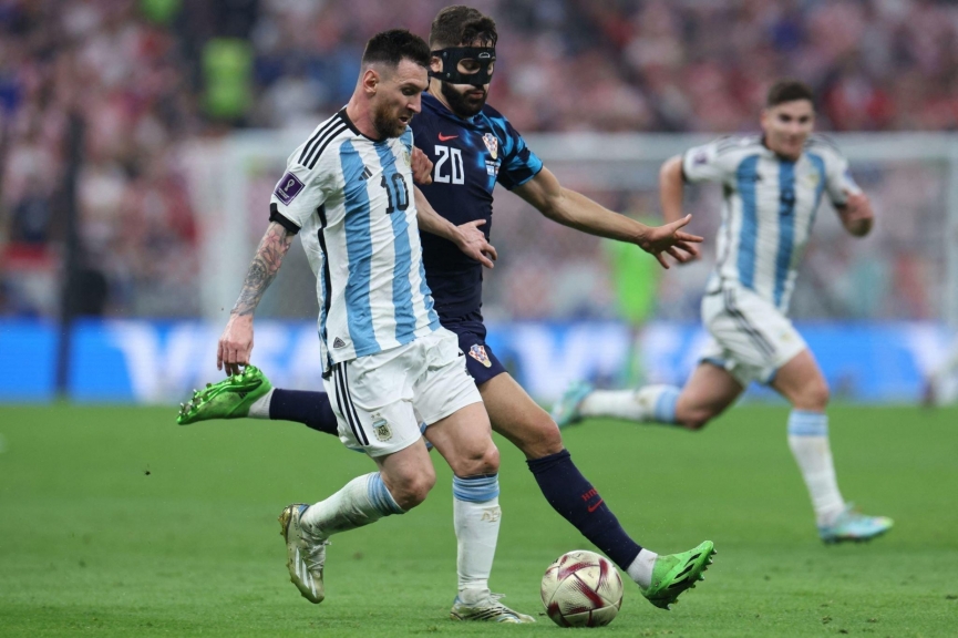 Messi gây bão với pha kiến tạo biến trung vệ số 1 World Cup thành gã hề 231723
