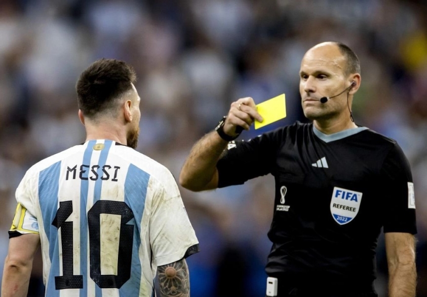 Khiến Messi nổi giận, trọng tài Mateu Lahoz nhận án phạt thích đáng 239635