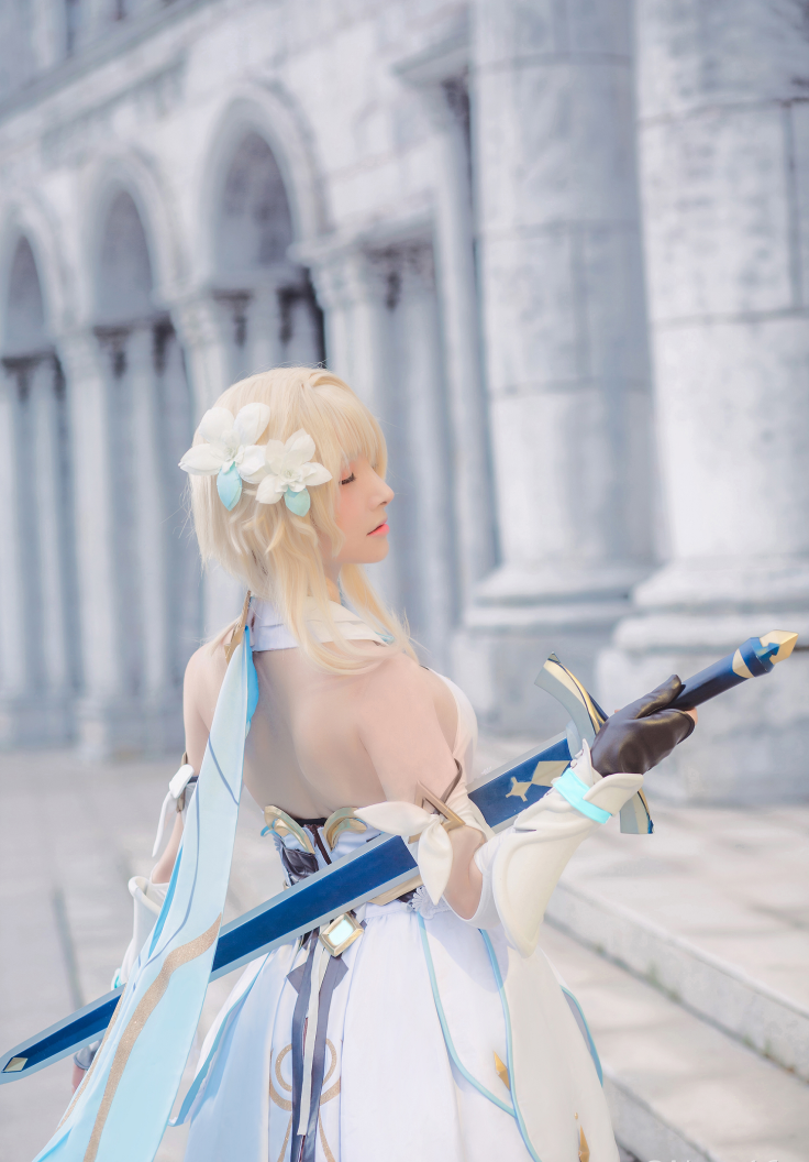 hut hon voi loat anh cosplay lumine trong genshin impact