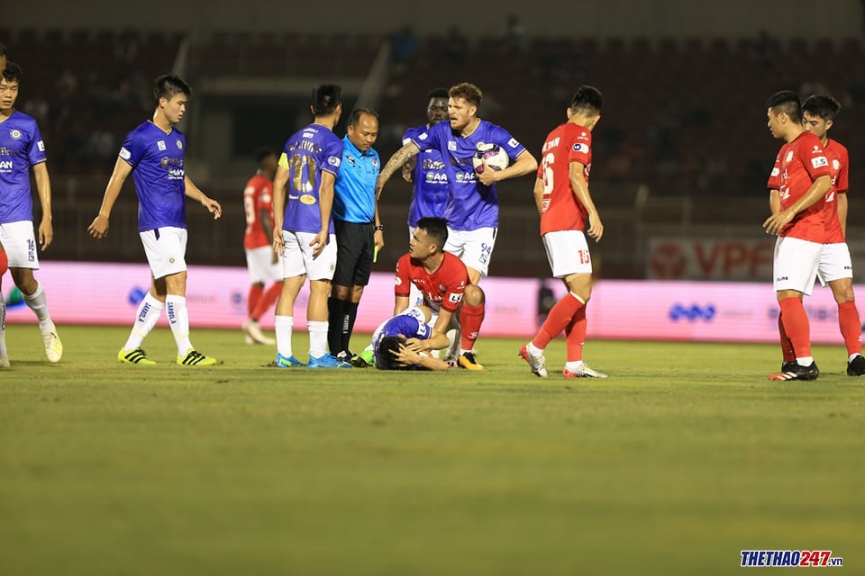 Chấn thương của Hùng Dũng gây ám ảnh cho những người theo dõi (Ảnh: Thu Nga)