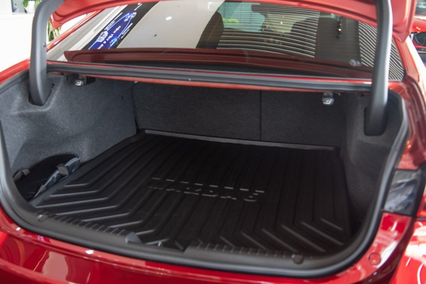 Khoang hành lý Mazda 6 2021