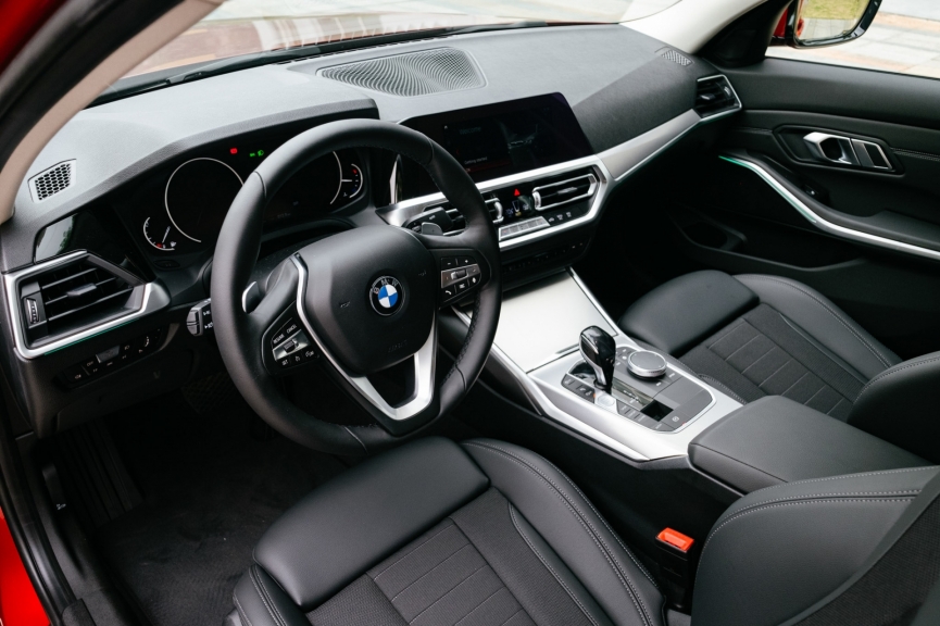 Khoang lái BMW 320i Sport Line 2020