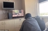 Anh chồng bá đạo vừa chơi game vừa... chăm vợ đẻ