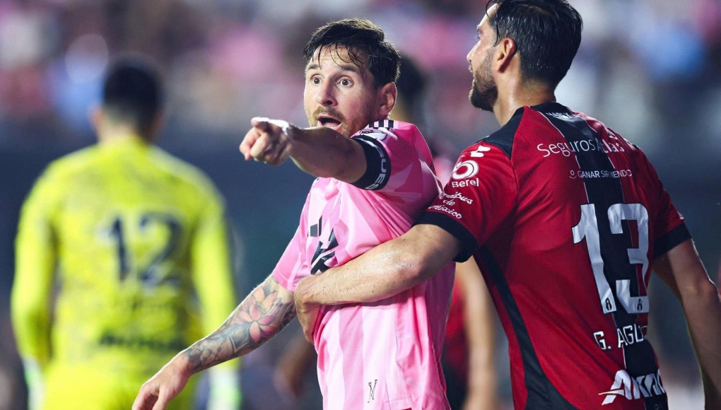 Messi xin lỗi đối thủ sau hành động ăn mừng quá khích