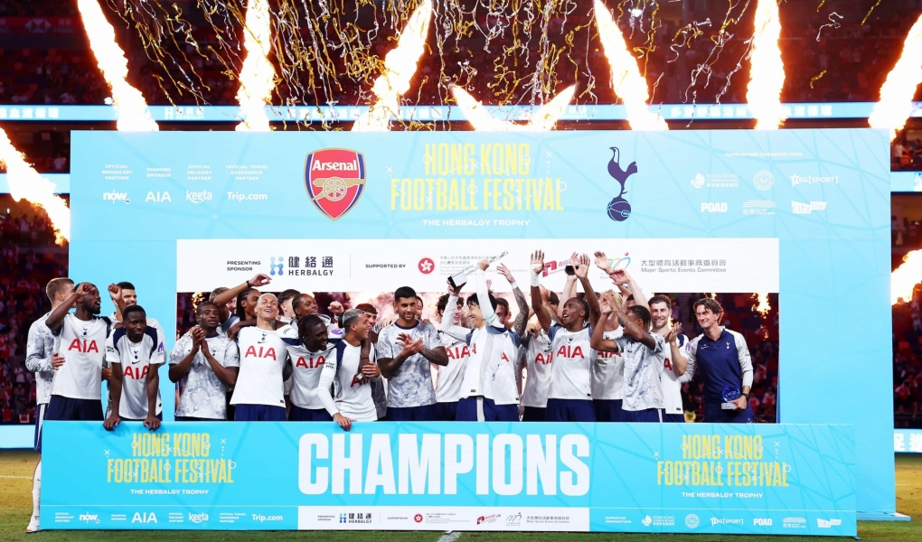 Thắng Arsenal, Tottenham hồ hởi khoe 'có thêm cúp trong tủ'