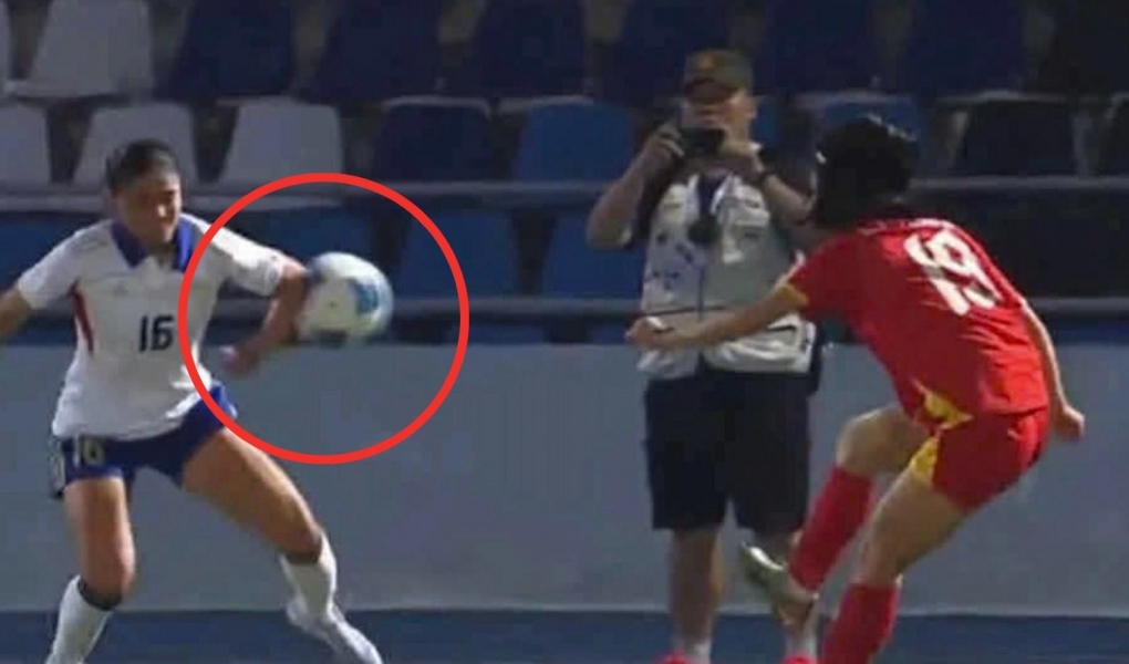 Tuyển Việt Nam bị trọng tài 'cướp trắng' quả penalty mười mươi?