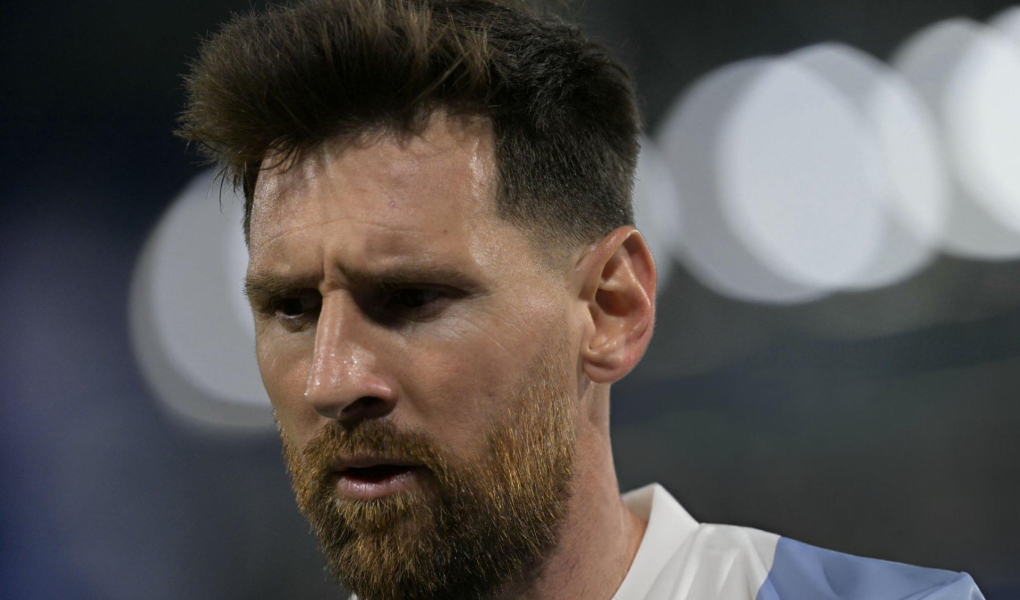 Messi nối cáu với hậu vệ Peru: 'Cậu làm gì vậy, đồ ngốc?'