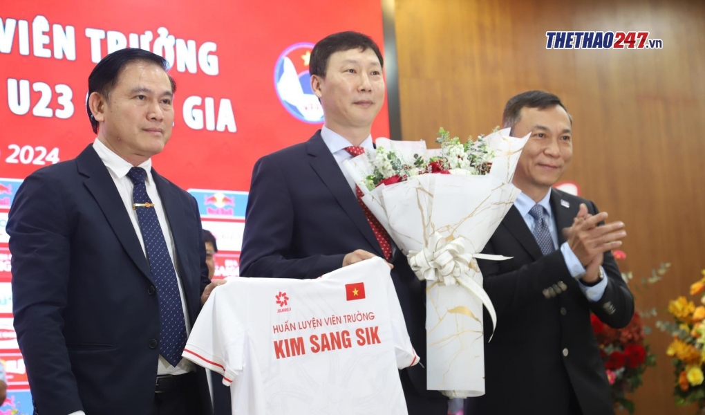 HLV Kim Sang Sik đại diện ĐT Việt Nam dự lễ bốc thăm AFF Cup