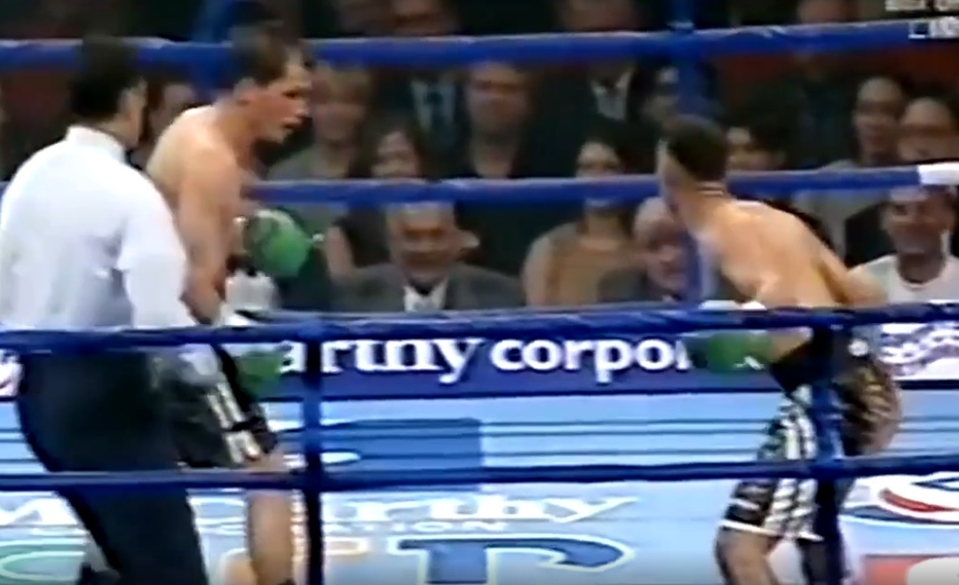 VIDEO: Nhà vô địch Boxing vừa nhảy vừa đánh, làm nhục đối thủ ngay trên võ đài