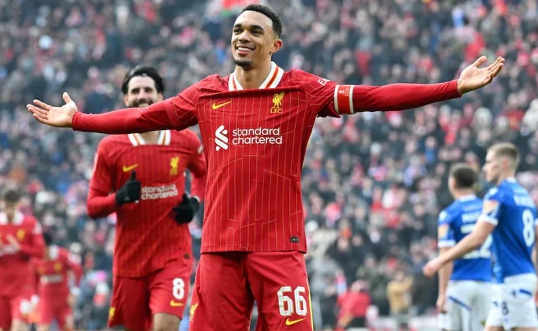 Alexander-Arnold lập siêu phẩm, Liverpool thắng dễ Accrington