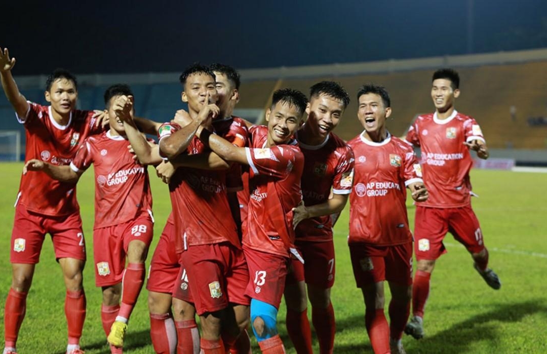 Đội bóng yếu nhất giải Hạng Nhất lần đầu biết mùi thắng