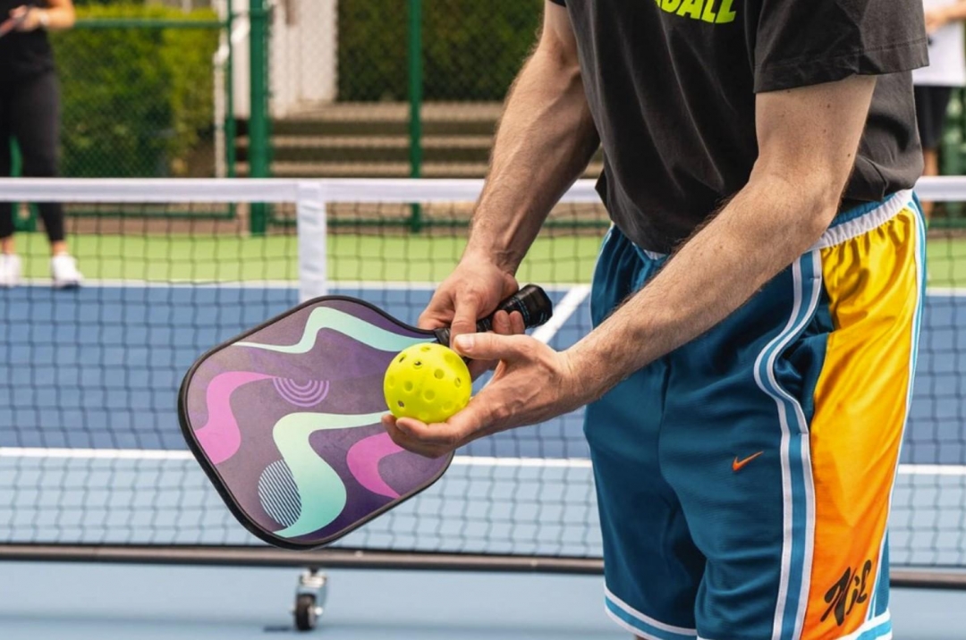 Người đàn ông ngã từ tầng 3 vì cố nhặt bóng pickleball