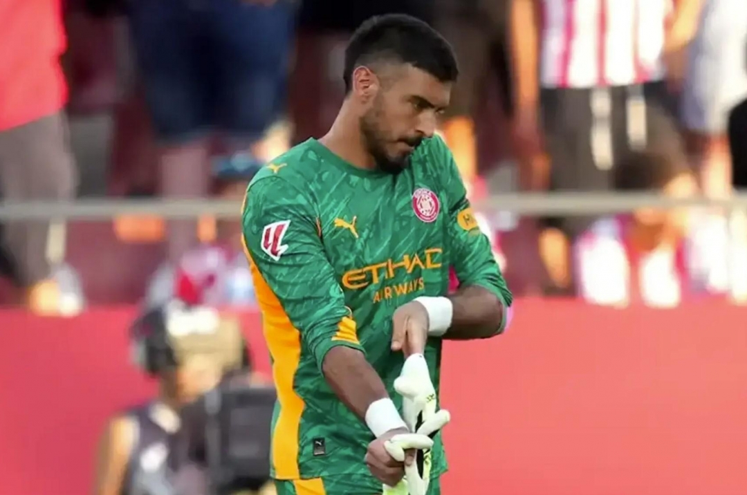 Đồng đội từ chối thi đấu, thủ môn đang sốt 38 độ vẫn phải ra sân