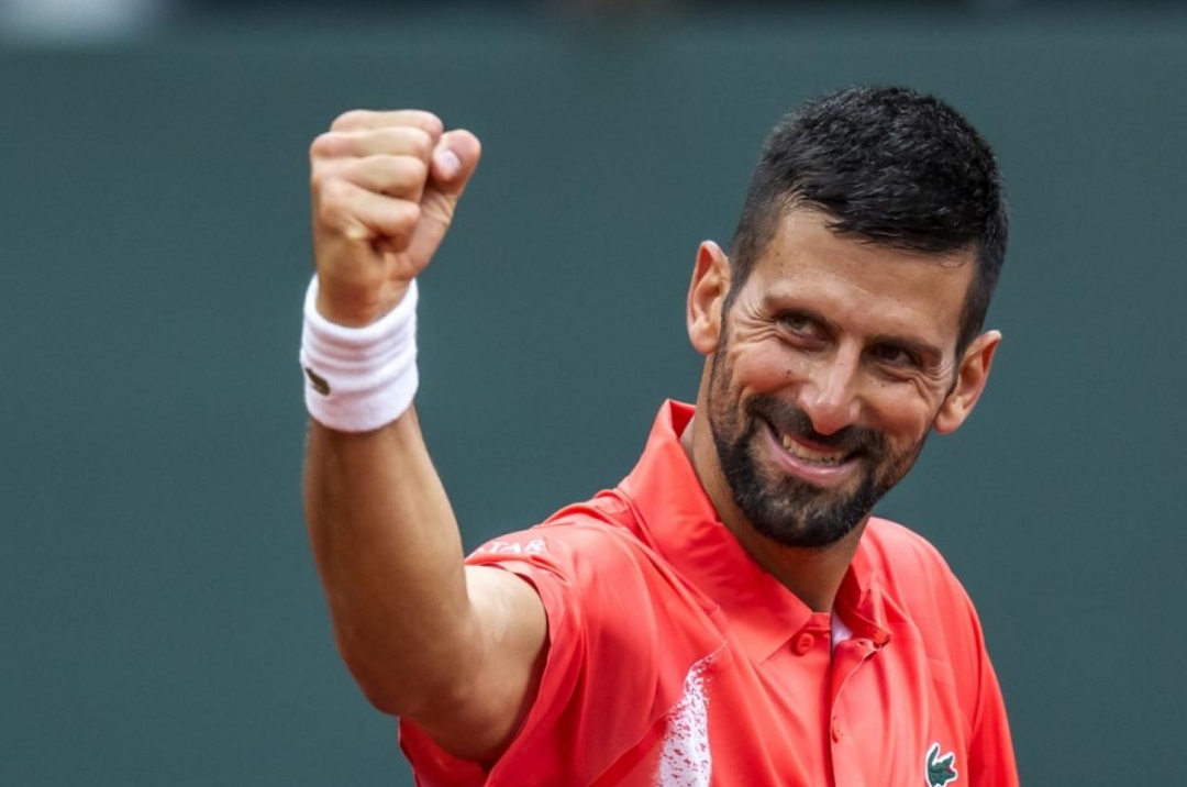 Djokovic thắng trận đầu tiên trên sân đất nện trong năm nay