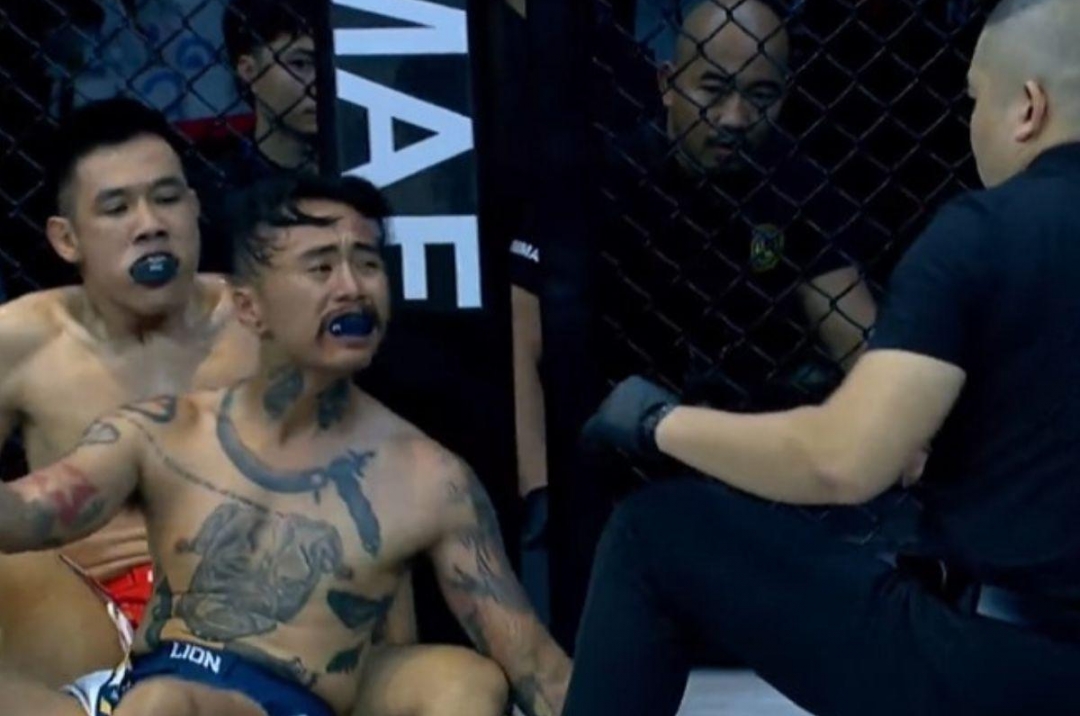 Đang đấu quyết liệt, trọng tài MMA Việt Nam bắt dừng trận đấu vì... tưởng thua