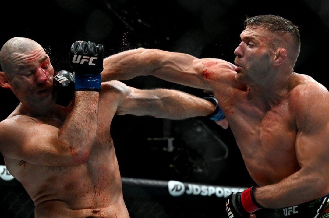 Đấm gãy mũi Sean Strickland, Dricus du Plessis bảo vệ đai hạng trung UFC