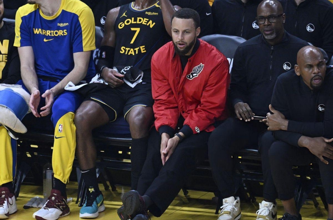 Stephen Curry tiếp tục ngồi ngoài, Golden State Warriors nguy cơ đi 'nghỉ mát' sớm