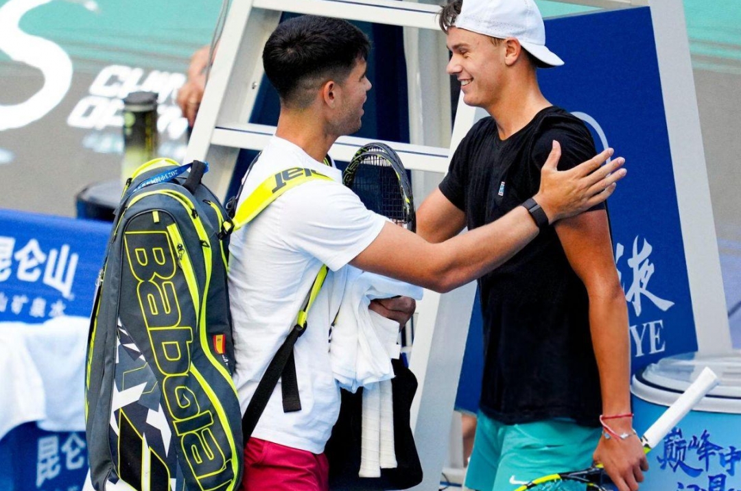 Huyền thoại tennis chỉ thẳng cái tên đủ khả năng bắt kịp Alcaraz, Sinner