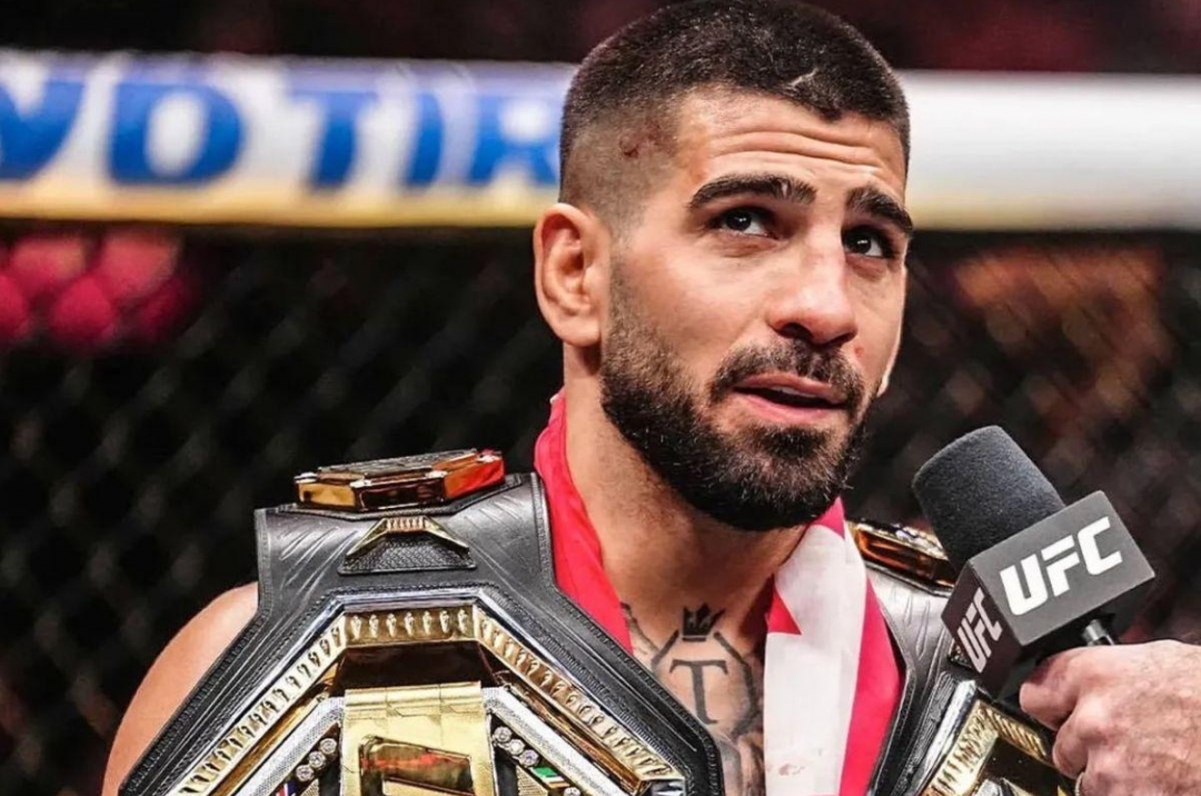 Ru ngủ Charles Oliveira, Ilia Topuria trở thành tân vương hạng nhẹ UFC