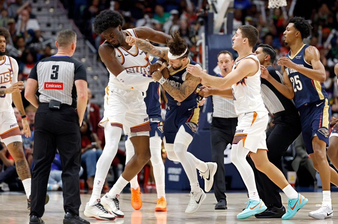 Lao vào nhau như ngày sau cuối, hai ngôi sao NBA bị treo giò